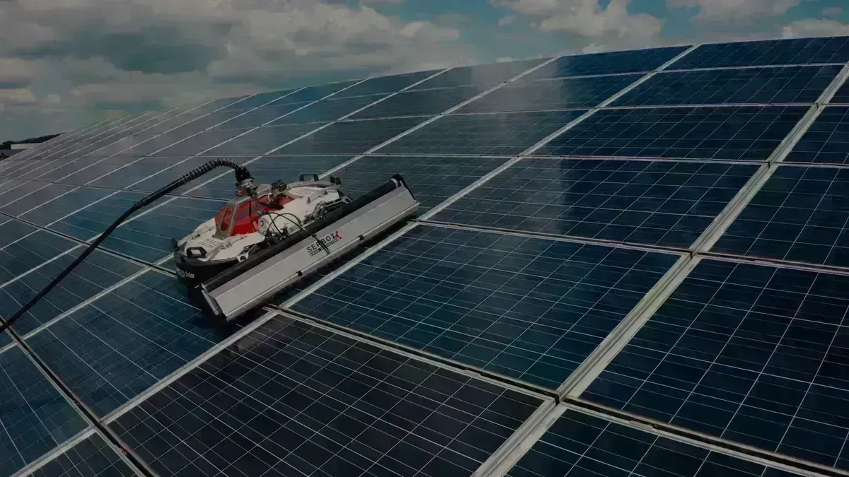 Photovoltaik-Module bei der professionellen Reinigung — Soleno-Wartung im Raum Regensburg
